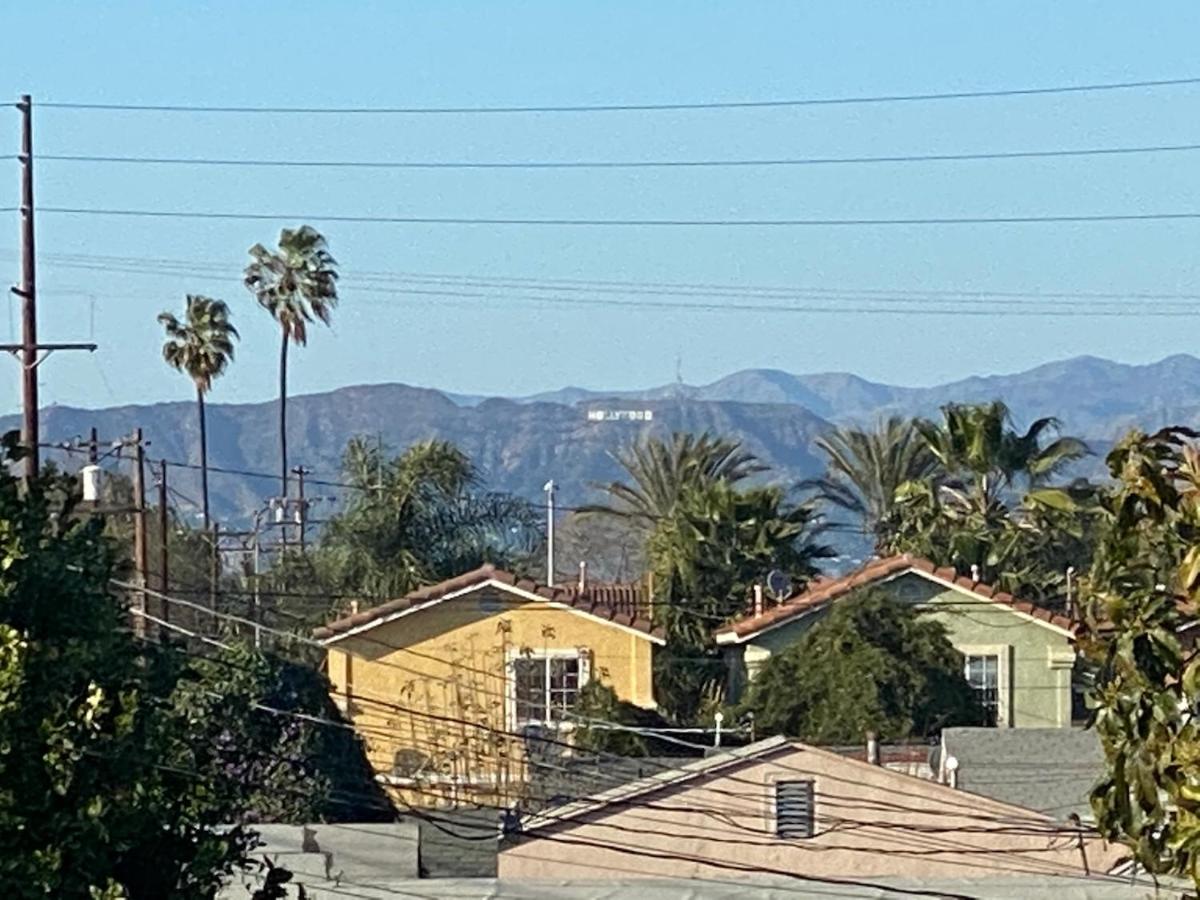Private Room in Los Angeles with WIFI, TV, and View of Hollywood Sign & Shared Kitchen - Housity