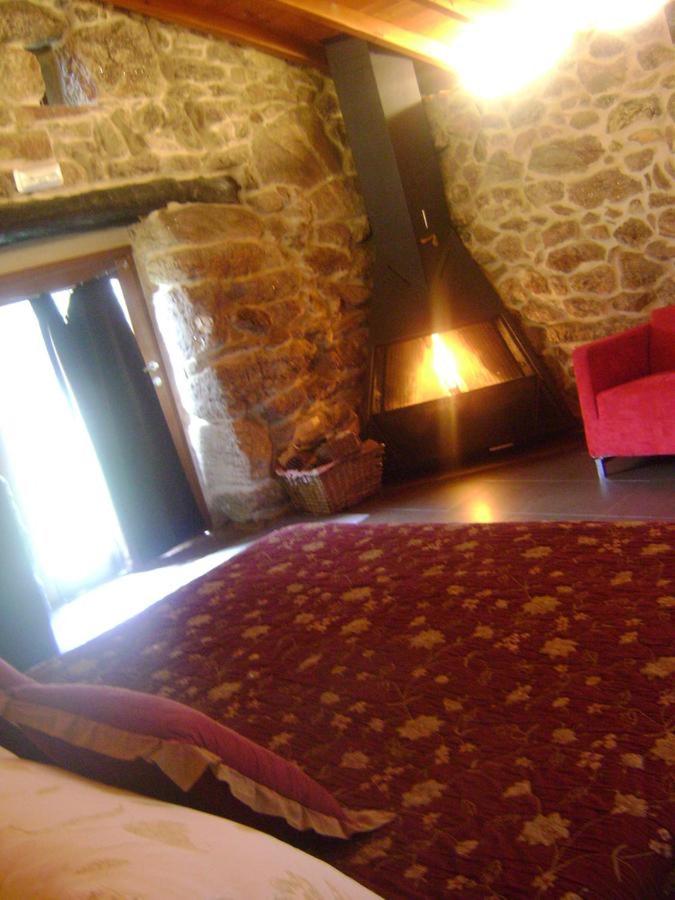 Cabaña romántica de piedra con chimenea - Housity