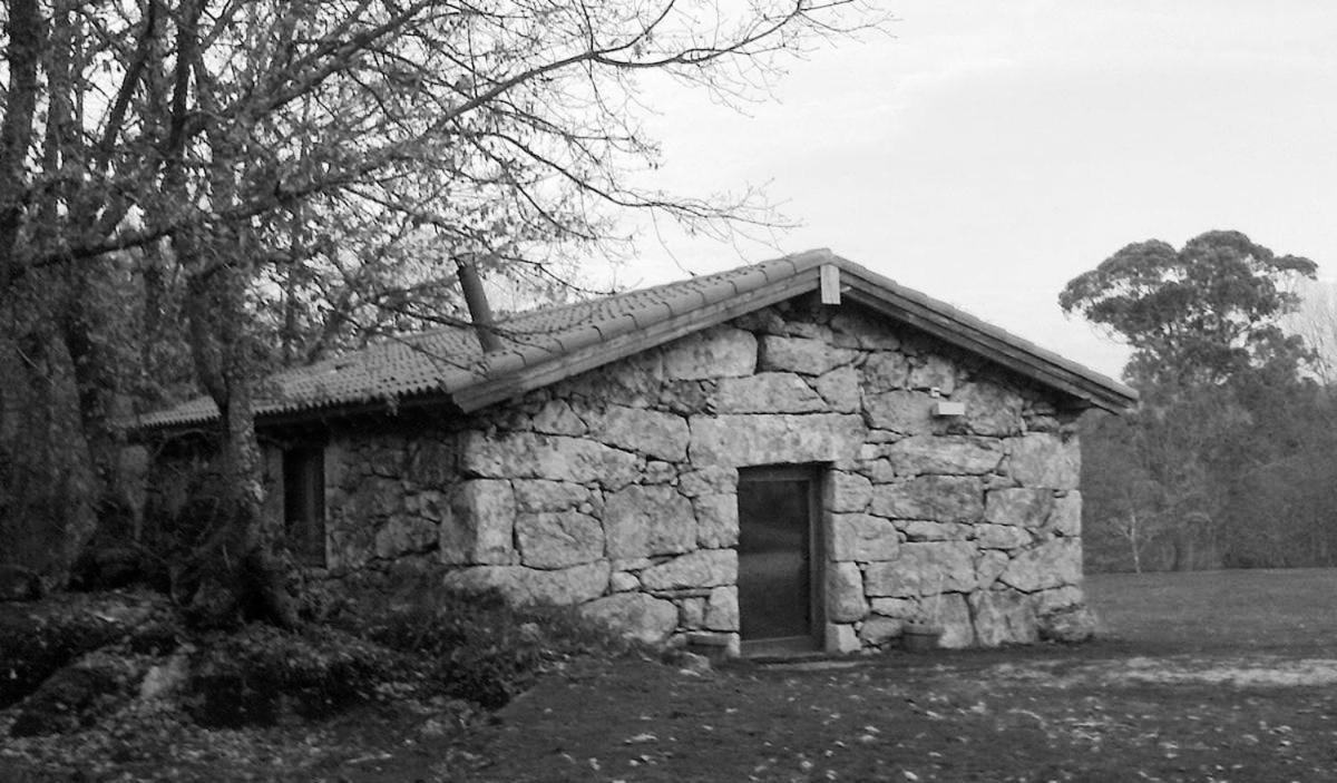 Cabaña romántica de piedra con chimenea - Housity