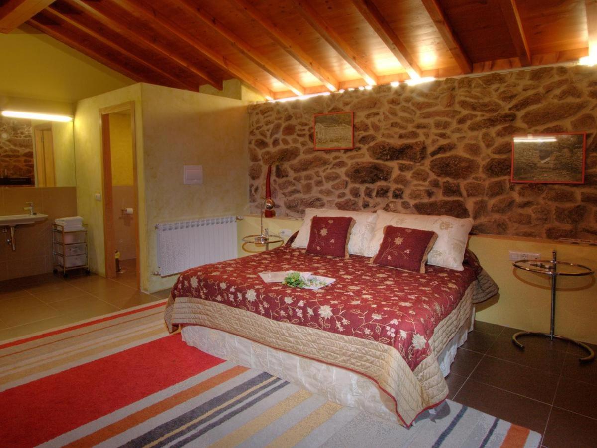 Cabaña romántica de piedra con chimenea - Housity