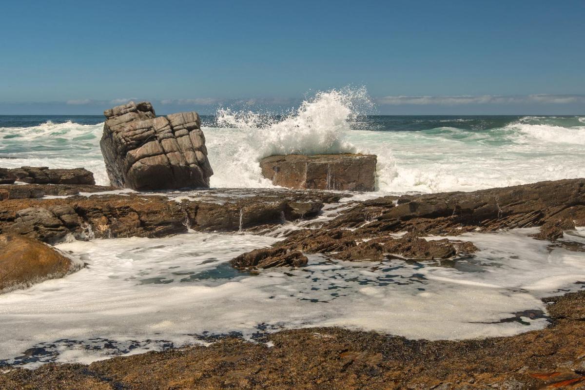 Hermanus Haven, entire home, on the sea, private pool, secure - Housity
