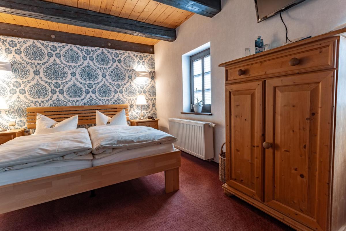 Weingut Schuh - Pension Zur Bosel - Housity