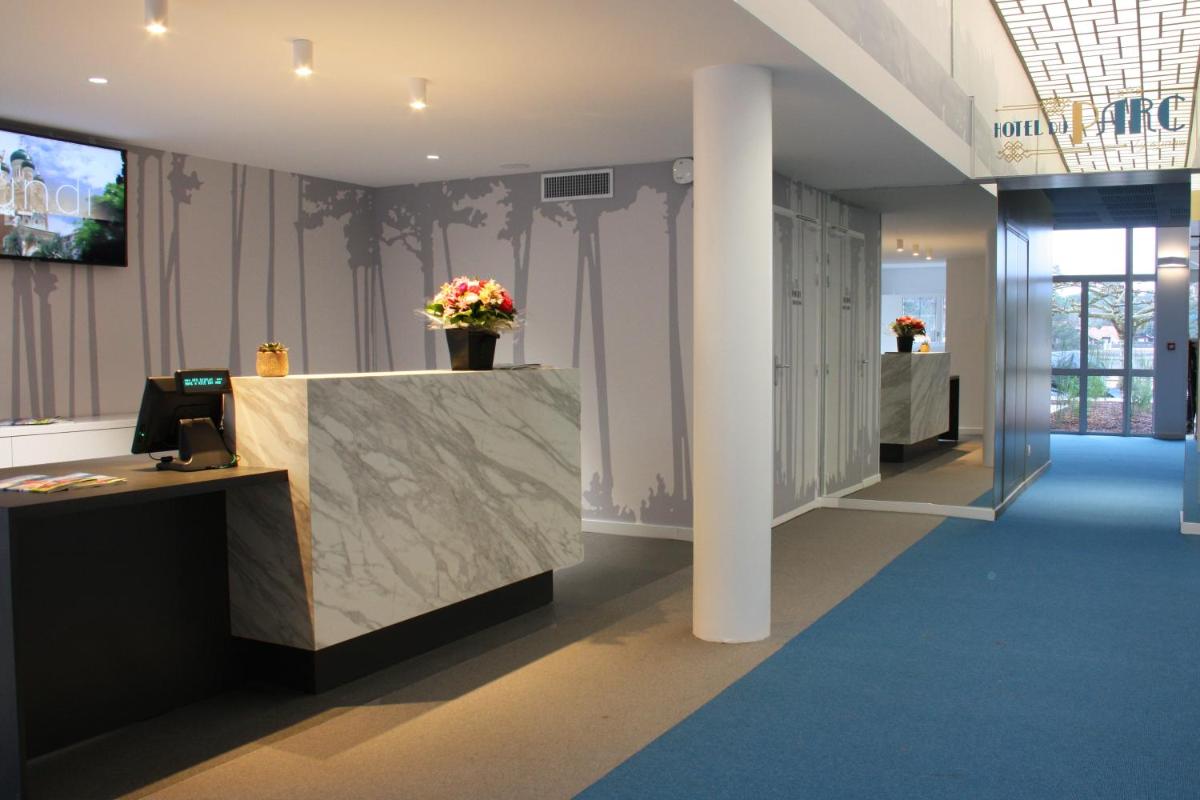 - un hall avec une réception fleurie dans l'établissement Hôtel du Parc & Spa, à Hossegor