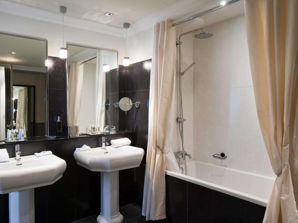 Salle de bains dans l'établissement Le Grand Hotel de Cabourg - MGallery Collection