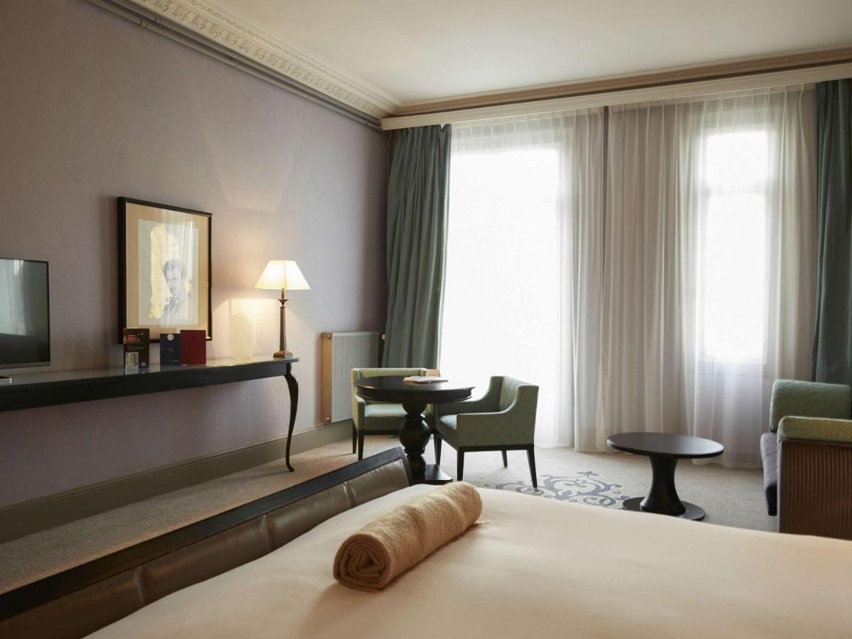 Un ou plusieurs lits dans un hébergement de l'établissement Le Grand Hotel de Cabourg - MGallery Collection