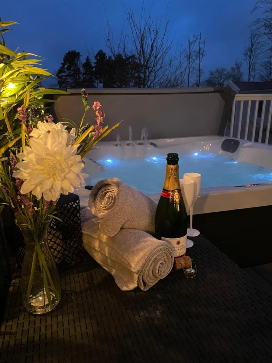 HOT TUB 5 Birch Creek - Housity