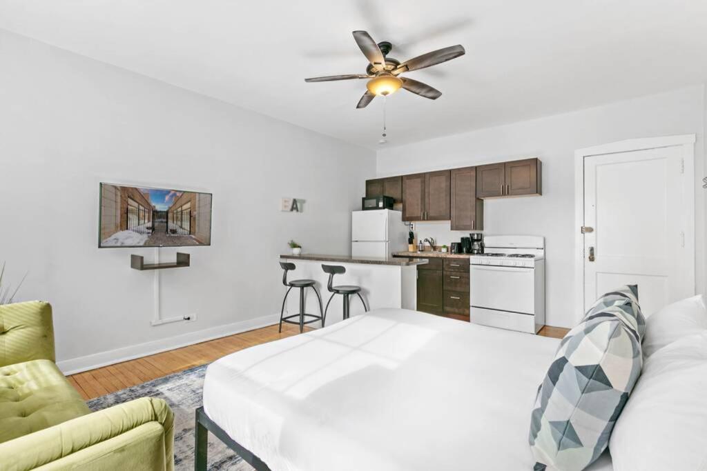 Well-Equipped Studio Apartment in Chicago - Belmont B7 - Housity