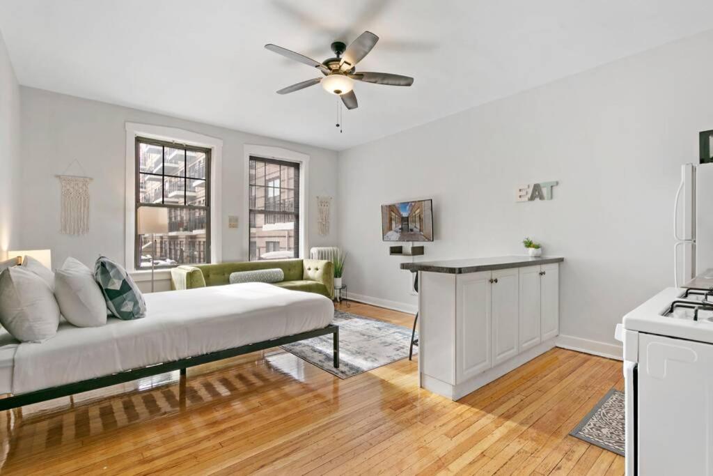 Well-Equipped Studio Apartment in Chicago - Belmont B7 - Housity