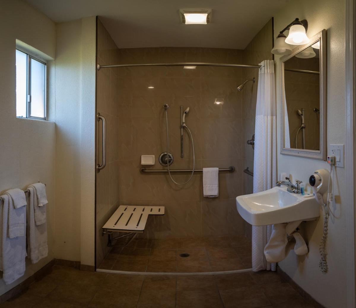 Rodeway Inn Near University-Gateway to Yosemite - Housity