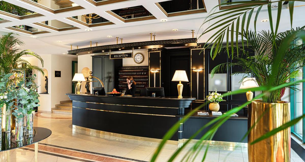 Lobby/Rezeption in der Unterkunft Victor's Residenz-Hotel Schloss Berg