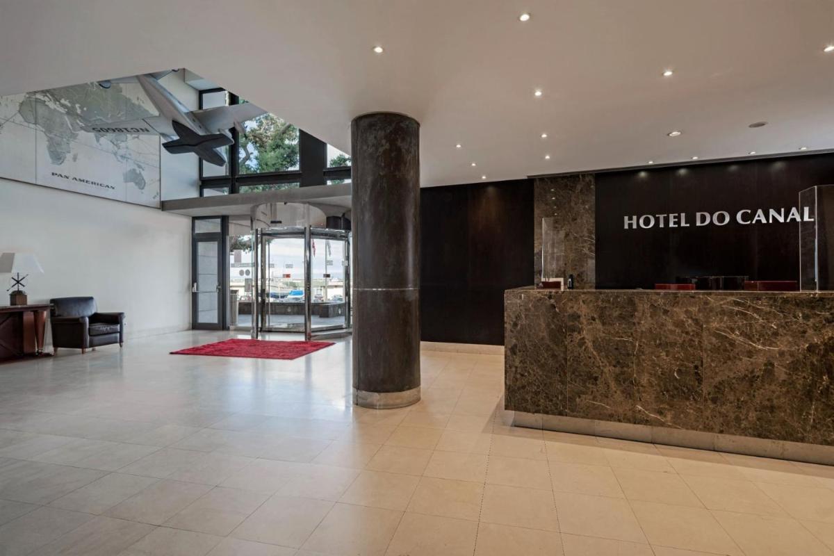 um lobby com um sinal do Hotel do Canadá na parede em Hotel do Canal em Horta