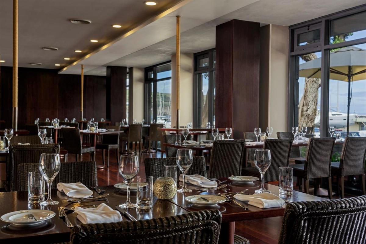 Um restaurante ou outro lugar para comer em Hotel do Canal