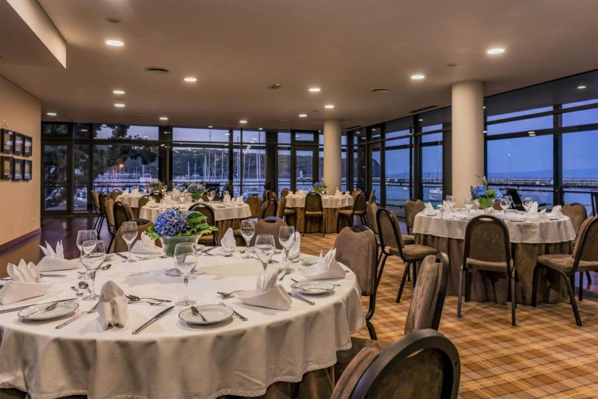 Um restaurante ou outro lugar para comer em Hotel do Canal