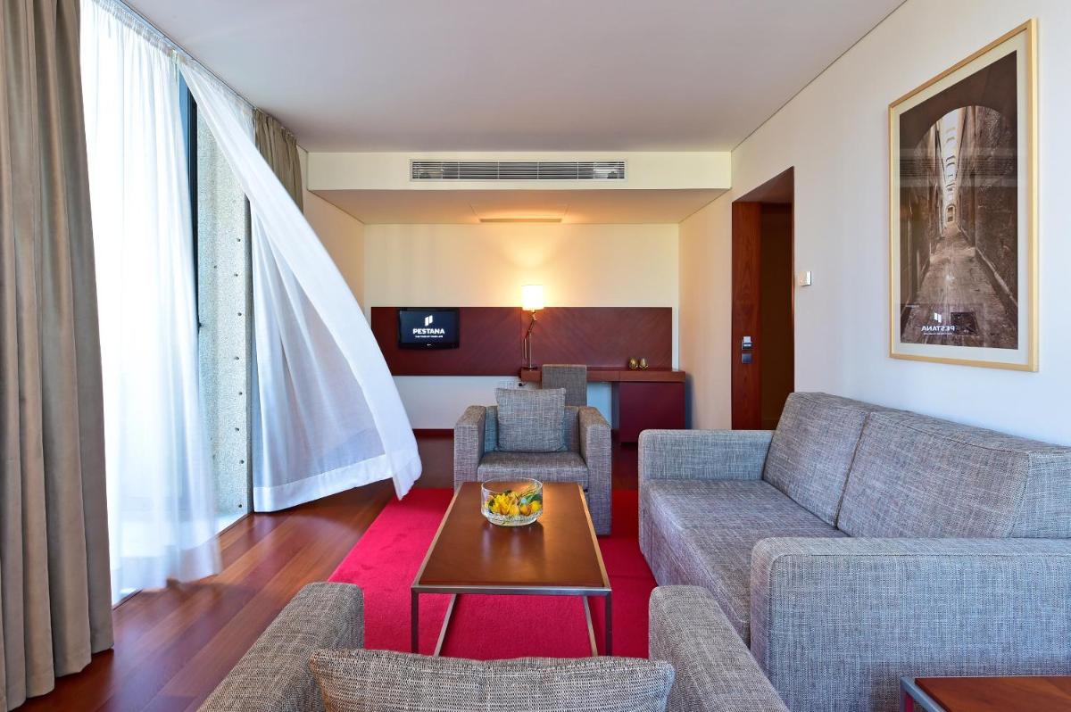 uma sala de estar com um sofá e uma mesa em Pousada De Viseu em Viseu