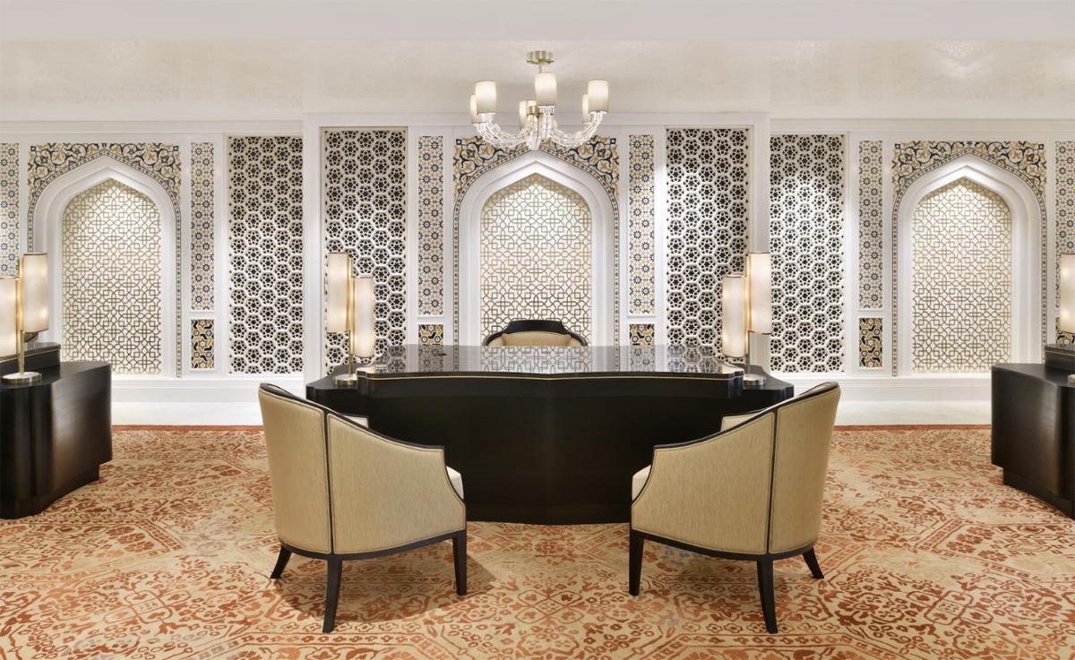 a large black tub in a room with two chairs at Taj Mahal, New Delhi in New Delhi