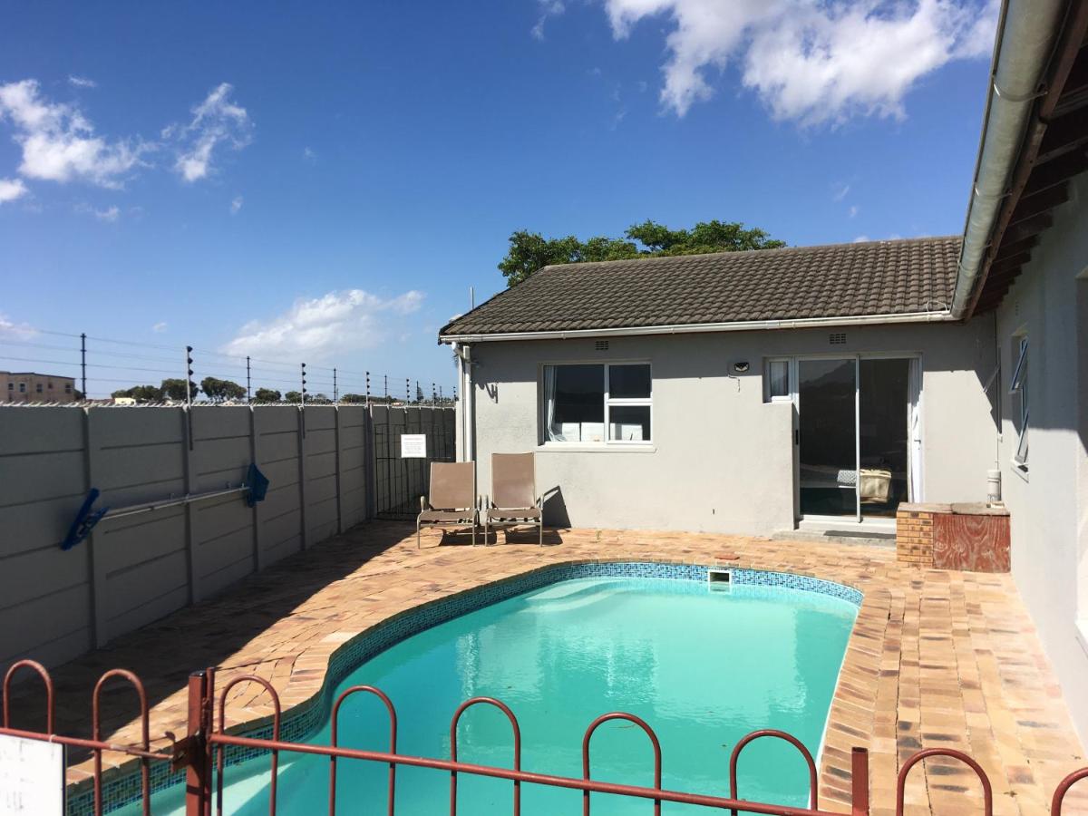 Pelican Accommodation Ottery - Housity