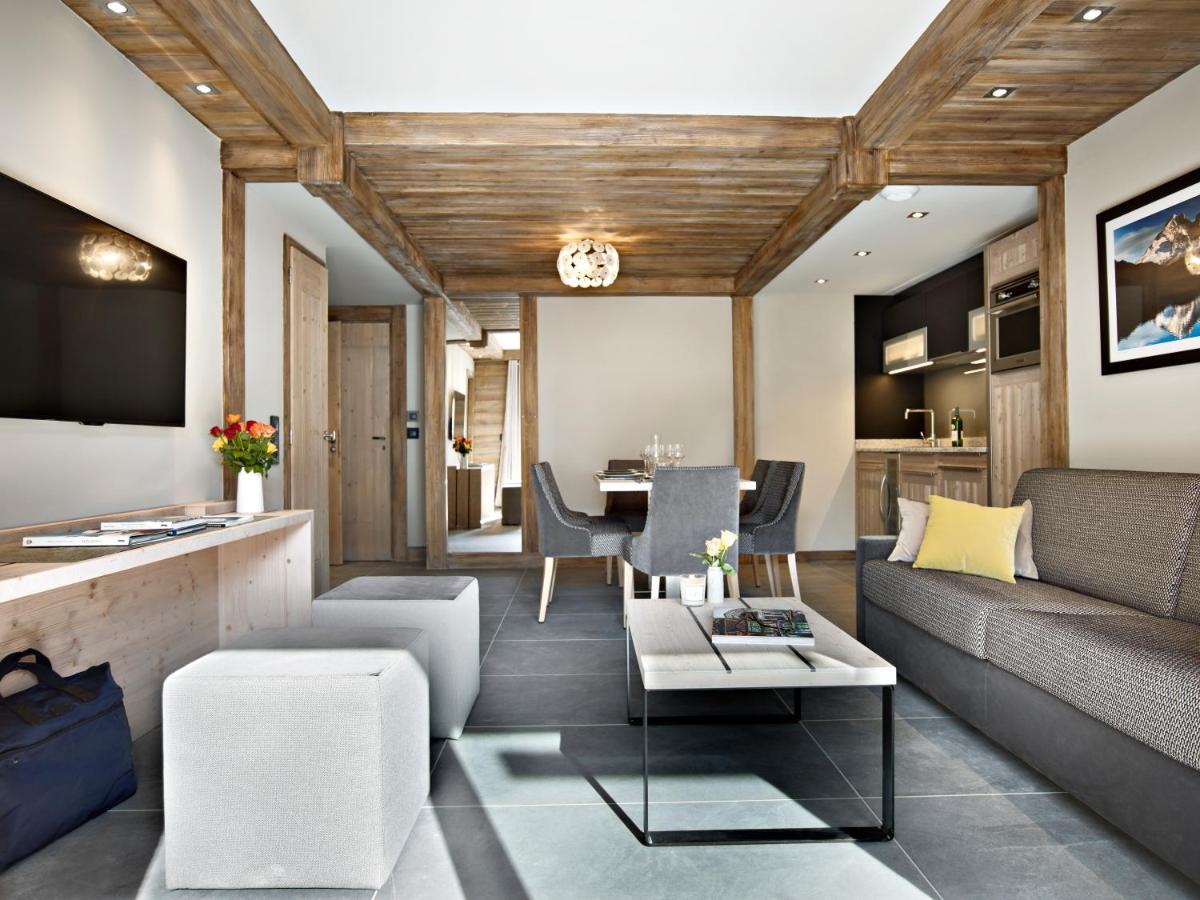 un salon avec un canapé et une table dans l'établissement MGM Hôtels & Résidences - Résidence Chalets Laska, aux Contamines-Montjoie 18 autres photos