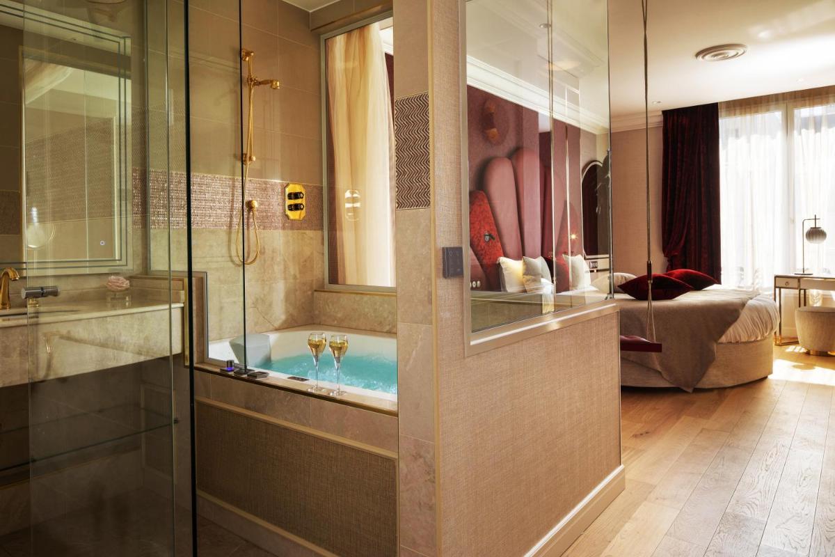 d'une salle de bains avec baignoire et d'une chambre. dans l'établissement Paris j'Adore Hotel & Spa, à Paris