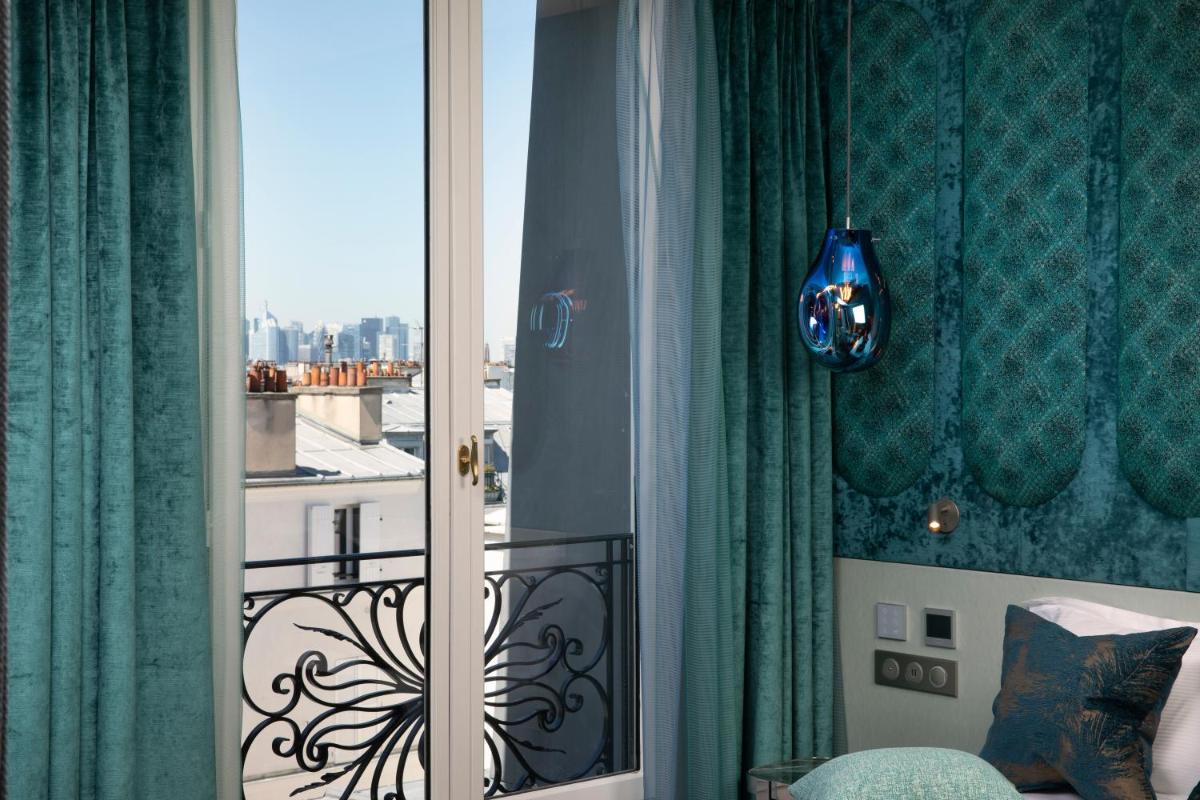 Télévision ou salle de divertissement dans l'établissement Paris j'Adore Hotel & Spa