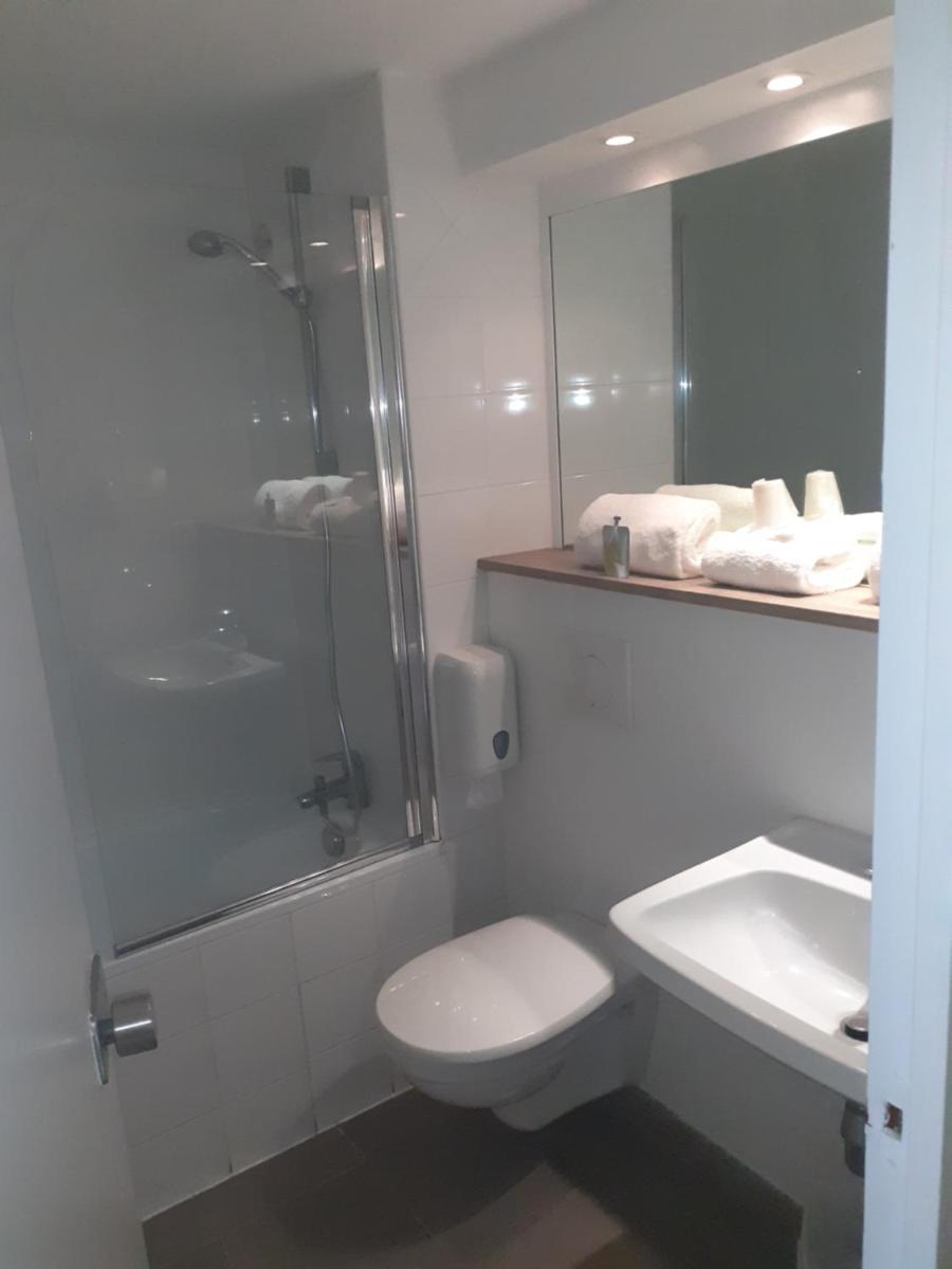 Salle de bains dans l'établissement Kyriad Carcassonne - Aéroport