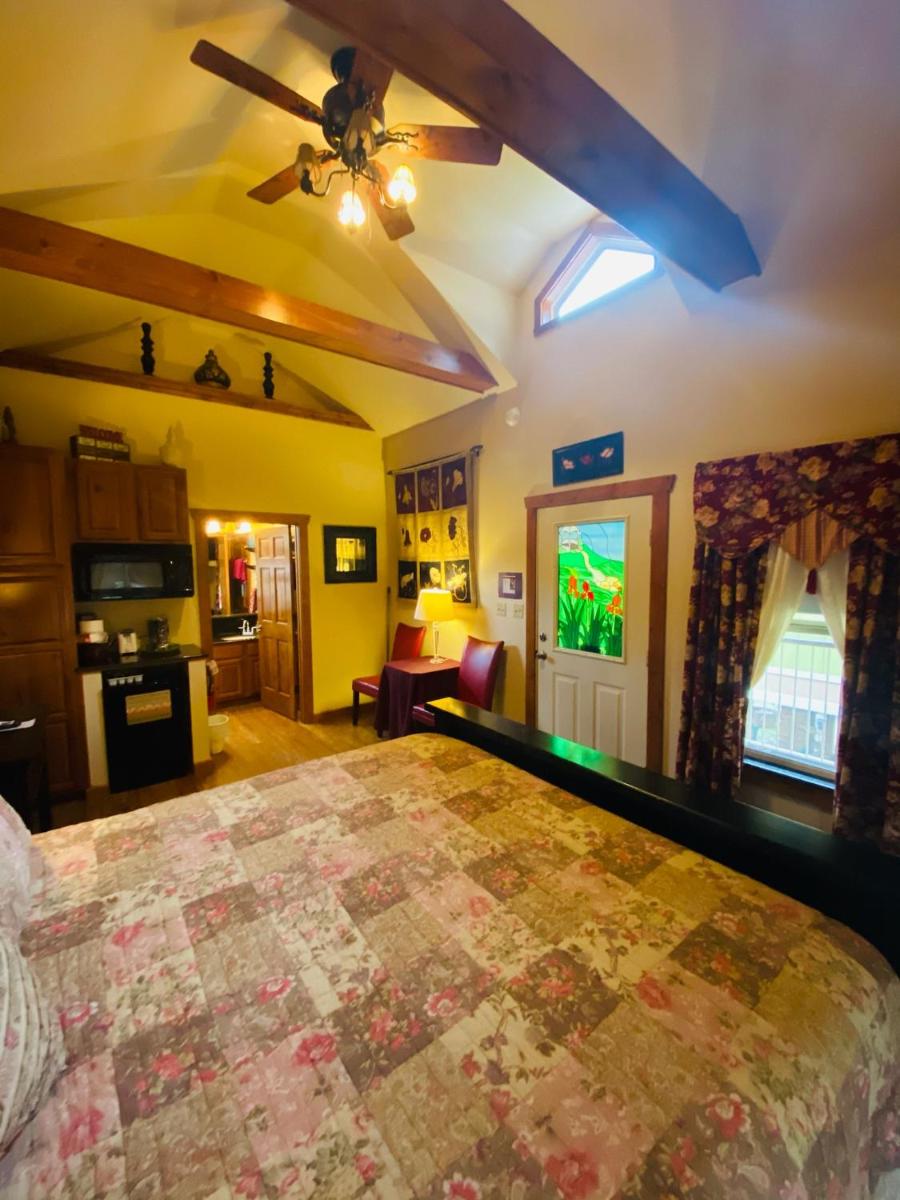 All Seasons Treehouse Village - Housity