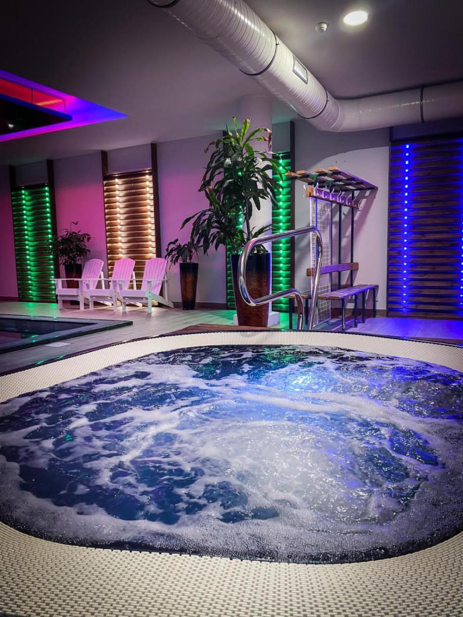 Piscine de l'établissement Best Western Hotel & SPA Pau Lescar Aeroport ou située à proximité