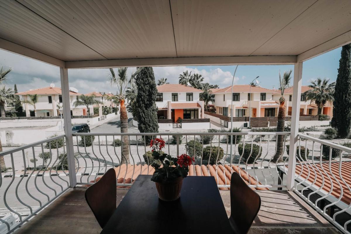 Pirgos beach house - Housity