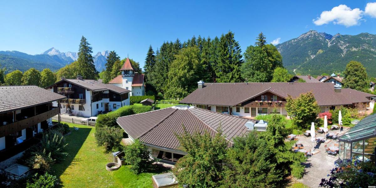 eine Luftaufnahme eines Resorts mit Bergen im Hintergrund in der Unterkunft HYPERION Hotel Garmisch - Partenkirchen in Garmisch-Partenkirchen eine Luftaufnahme eines Resorts mit Bergen im Hintergrund in der Unterkunft HYPERION Hotel Garmisch - Partenkirchen in Garmisch-Partenkirchen
