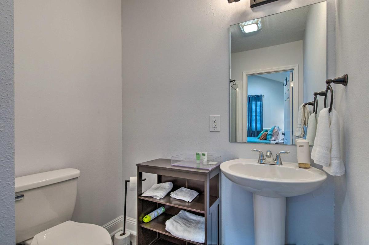 Downtown Ocean Springs Retreat 1 Mi to Beach! - Housity