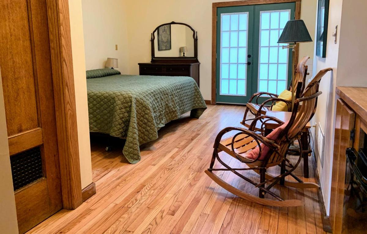 Gordon Beach Inn - Housity