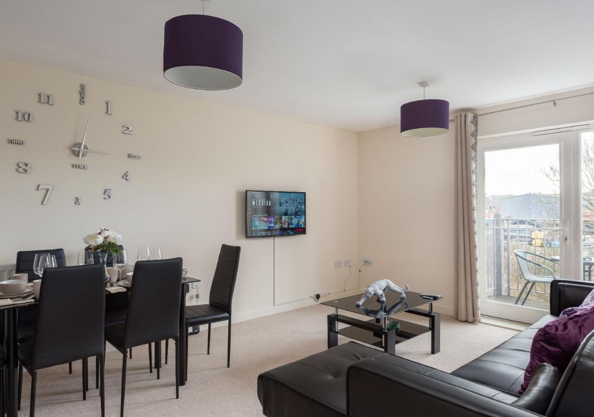 Virexxa Bletchley - Executive Suite - 2Bed Flat with Free Parking - Housity