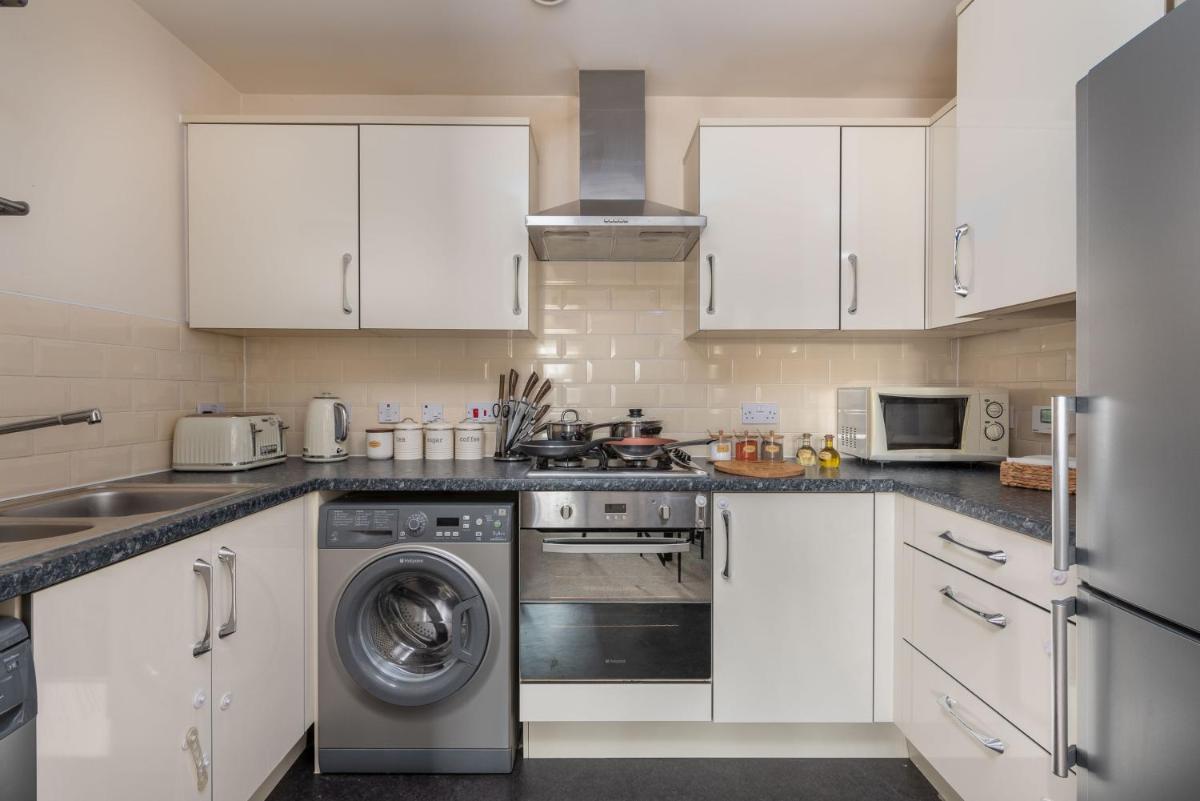 Virexxa Bletchley - Executive Suite - 2Bed Flat with Free Parking - Housity