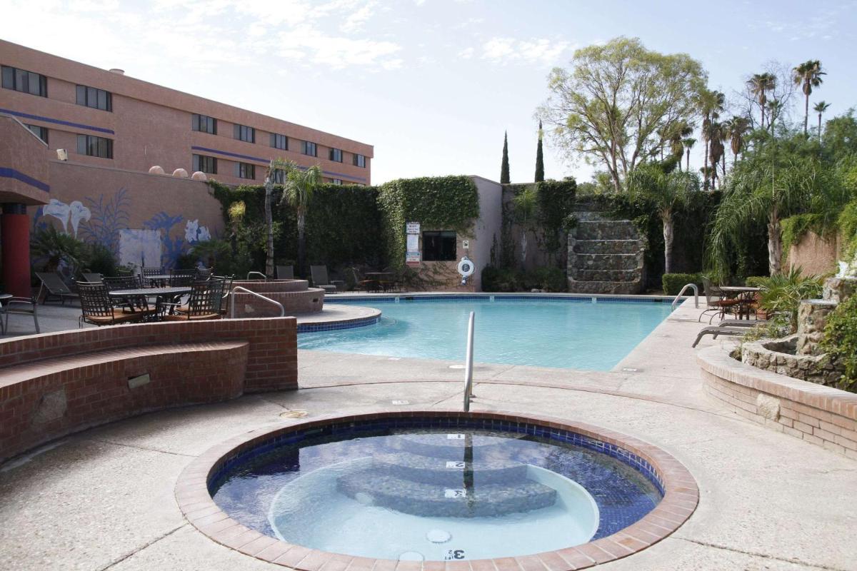 Ramada by Wyndham Viscount Suites Tucson East - Housity