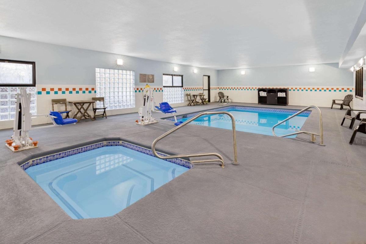 Days Inn by Wyndham Bernalillo - Housity
