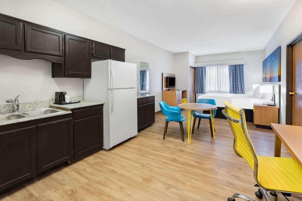Days Inn by Wyndham Bernalillo - Housity
