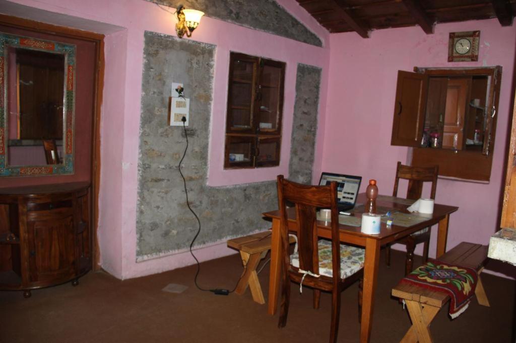 Resort With Mesmerizing Mountain Views & Pine Trees - Housity