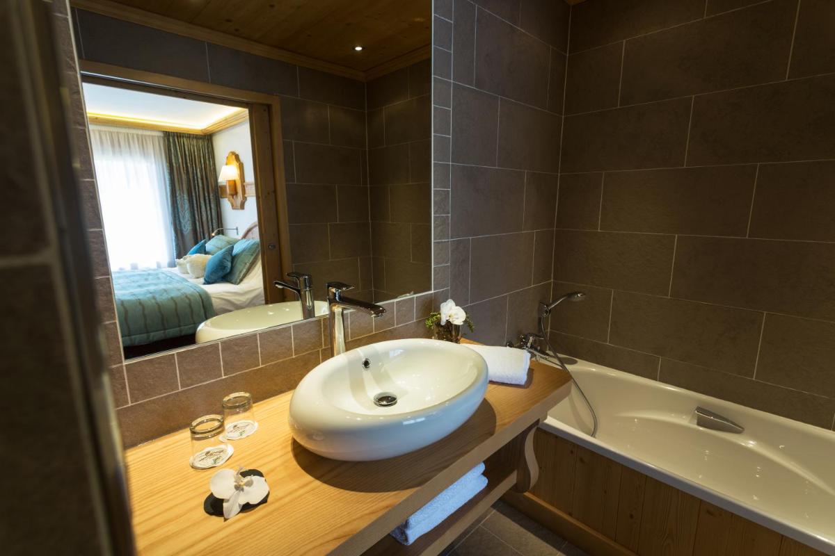 Salle de bains dans l'établissement Chalet-Hôtel Neige et Roc, The Originals Relais