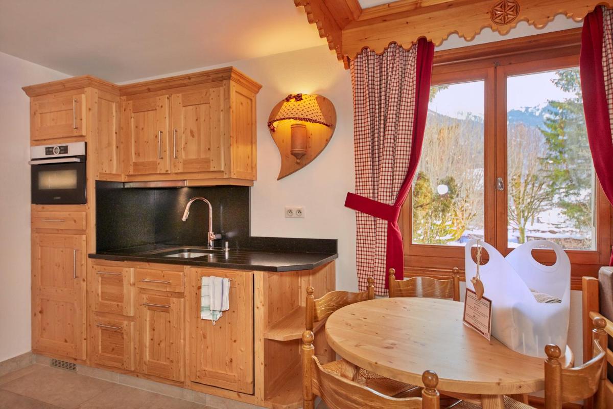Cuisine ou kitchenette dans l'établissement Chalet-Hôtel Neige et Roc, The Originals Relais