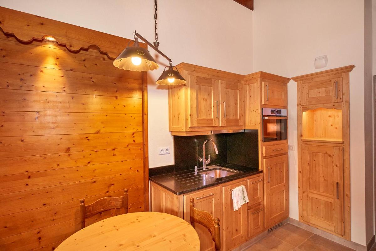 Cuisine ou kitchenette dans l'établissement Chalet-Hôtel Neige et Roc, The Originals Relais