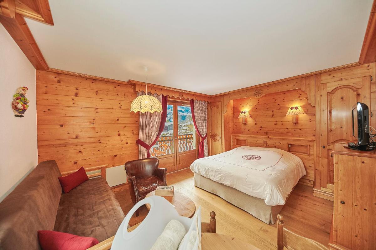 Télévision ou salle de divertissement dans l'établissement Chalet-Hôtel Neige et Roc, The Originals Relais