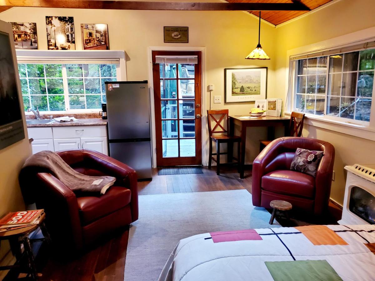 Guerneville Cottage! Redwoods! Hot Tub! Fire Table! Fast WiFi!! Serenity Defined! - Housity