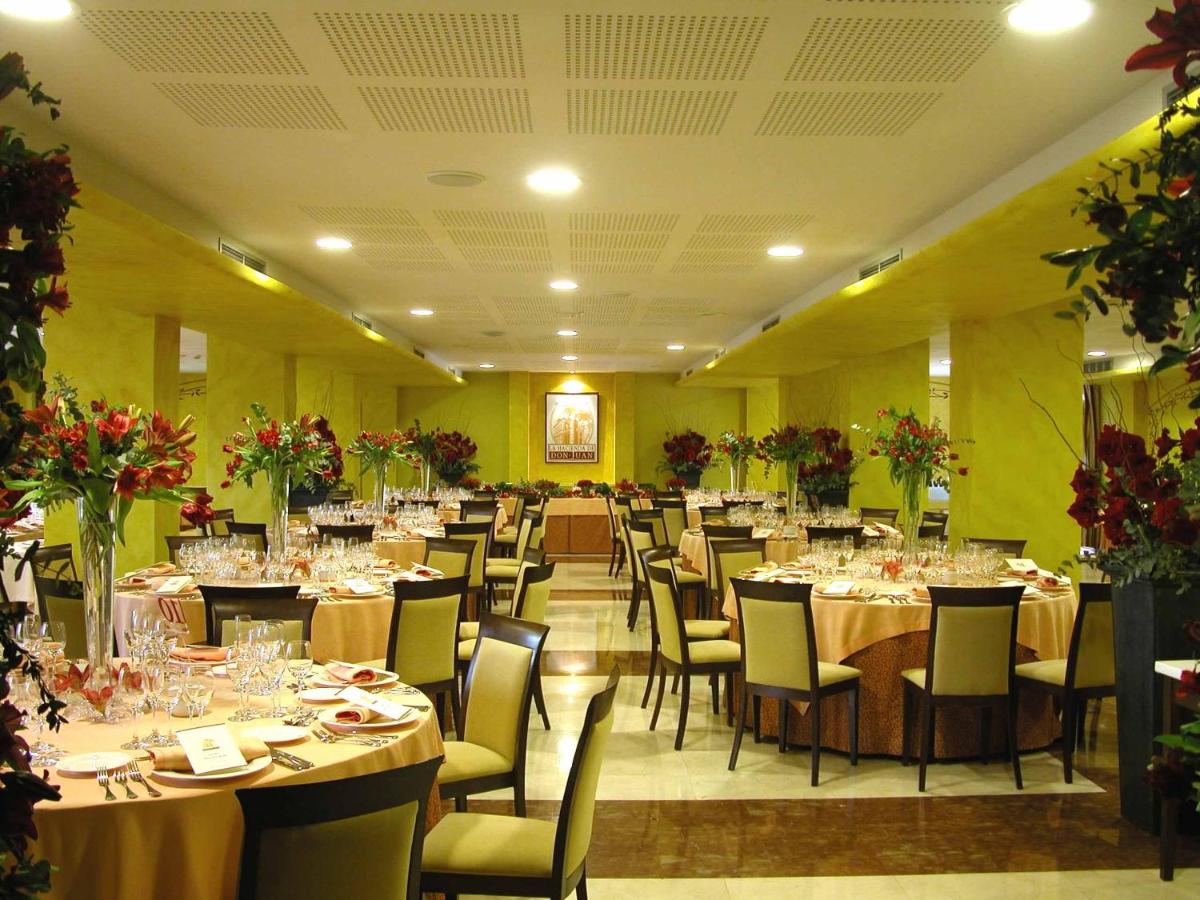 Un restaurante o sitio para comer en Silken Spa La Hacienda De Don Juan