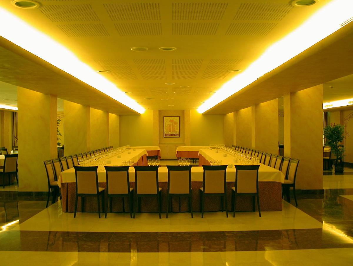 una gran sala de conferencias con mesa y sillas en Silken Spa La Hacienda De Don Juan, en Llanes 65 fotos más