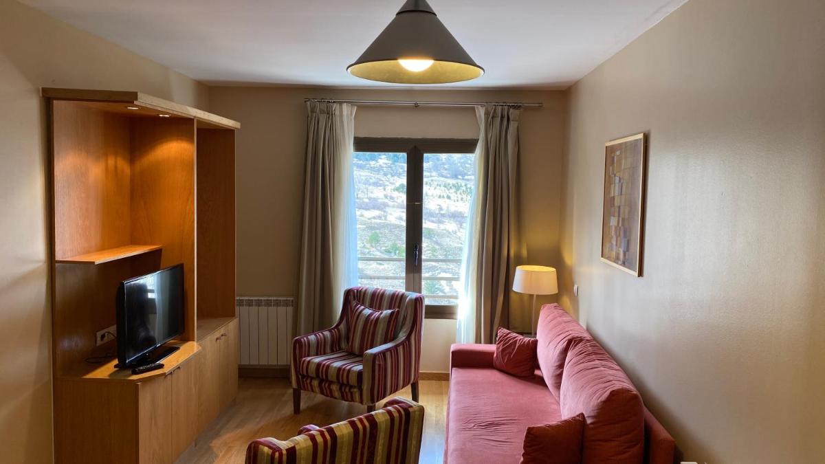 Una televisión o centro de entretenimiento en Aparthotel Siente Boí & SPA