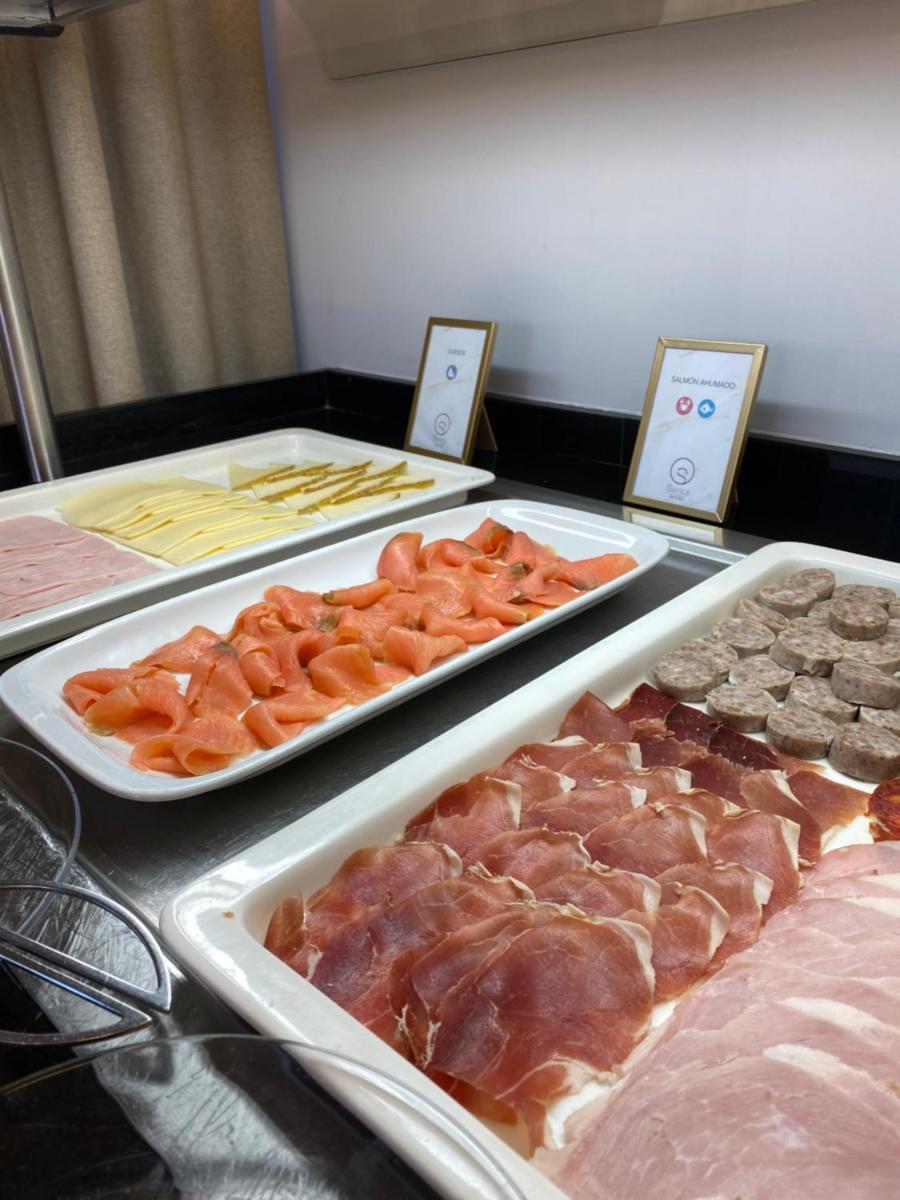 Comida en o cerca de este apartahotel