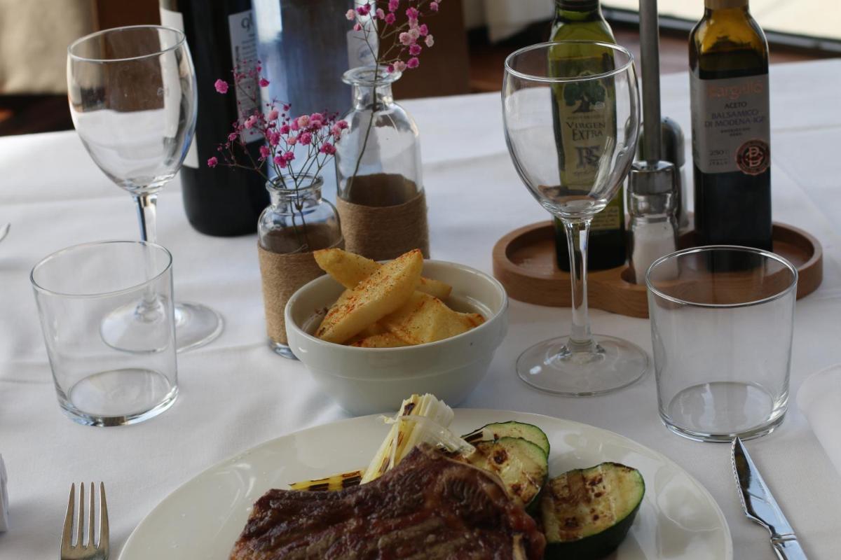 Comida en o cerca de este apartahotel