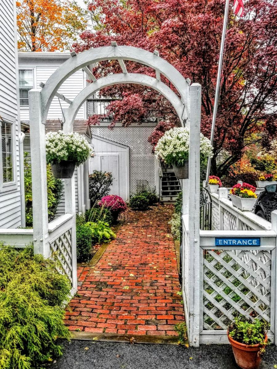 Clark Currier Inn - Housity