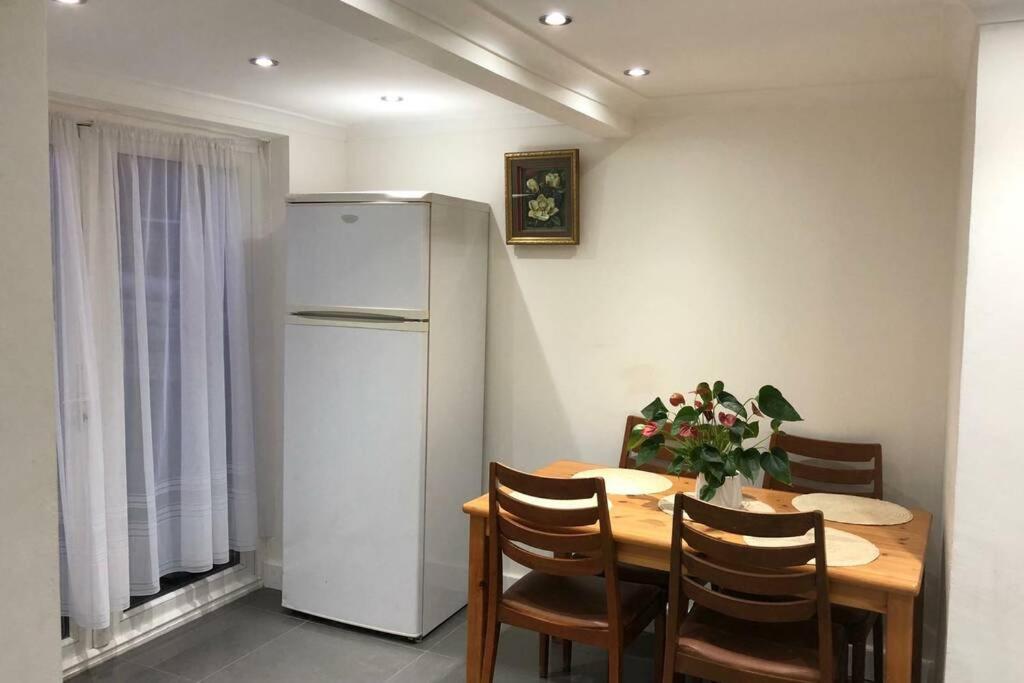 Centrally located 4 bedroom house, near train station and designer outlet - Housity
