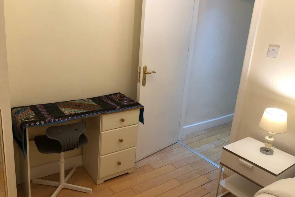 Centrally located 4 bedroom house, near train station and designer outlet - Housity