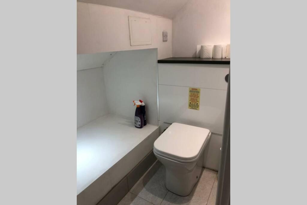 Centrally located 4 bedroom house, near train station and designer outlet - Housity
